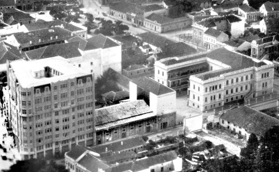 Três vistas aéreas do Edifício Garcez. A primeira em 1933... | 