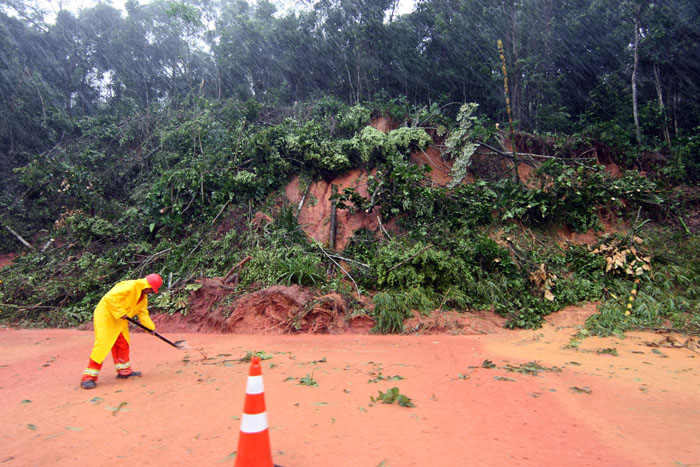 Queda de barreira no Km 13 da BR 277 deixa trânsito lento no local | Valterci Santos / Agência de Notícias Gazeta do Povo