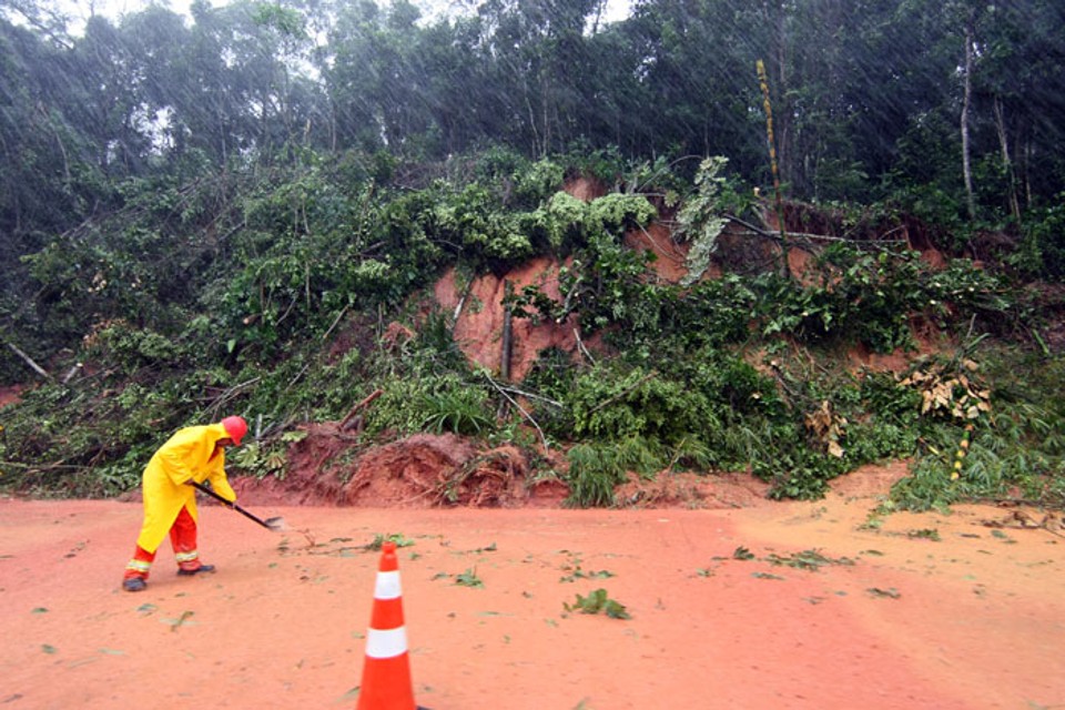 Queda de barreira no Km 13 da BR 277 deixa trânsito lento no local | Valterci Santos / Agência de Notícias Gazeta do Povo