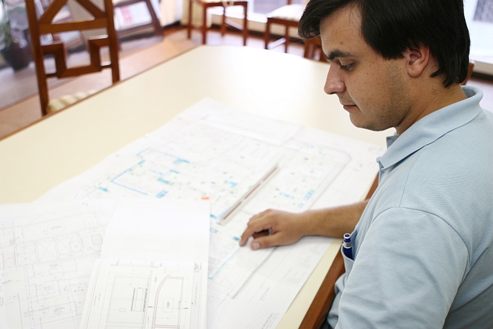 Crescimento do país força demanda por engenheiros O engenheiro civil Mauro Roberto de Athayde foi imediatamente contratado pela empresa em que fez estágio nos últimos dois anos de faculdade, e considera que a área oferece boas perspectivas de crescimento profissional | Henry Milleo/ Gazeta do Povo