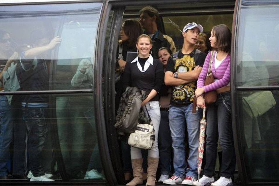 Mais ônibus, menos aperto -Realizar o trajeto entre a casa e o trabalho em um ônibus cheio faz parte da rotina da atendente de cartório Caroline Aparecida da Silva (à esq. na foto). Assim como milhares de curitibanos que utilizam o sistema de transporte coletivo, ela enfrenta filas nas estações tubo durante os horários mais movimentados do dia. Na torcida para que o problema acabe, ela sugere ônibus maiores, que acomodem mais passageiros. O intervalo entre os ônibus, que é de seis minutos, também poderia ser menor, diz | Hedeson Alves / Gazeta do Povo