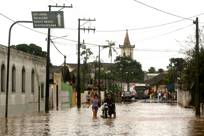 Várias ruas próximas ao centro histório estão cobertas pela água | Valterci Santos / Agência de Notícias Gazeta do Povo