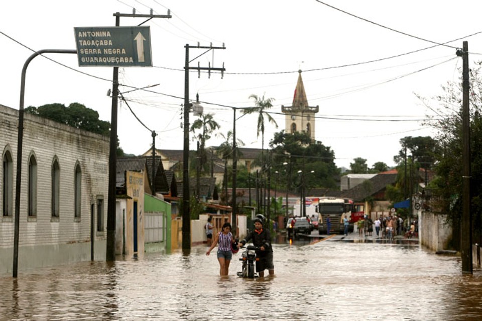 Várias ruas próximas ao centro histório estão cobertas pela água | Valterci Santos / Agência de Notícias Gazeta do Povo