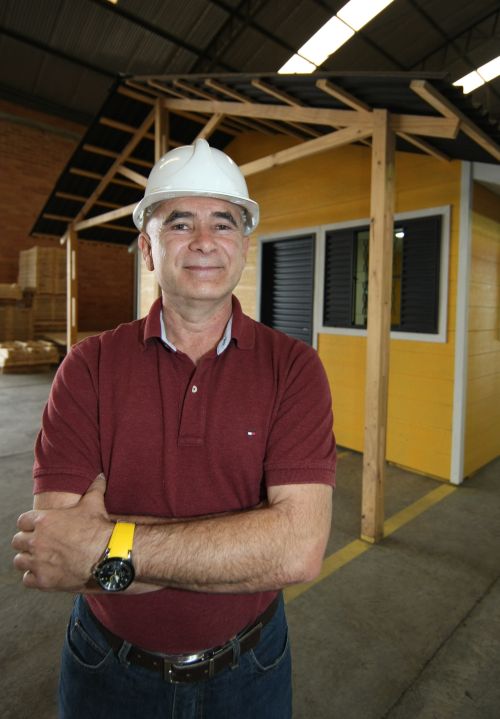 Humberto Cabral criou um processo inovador de reciclagem a partir de madeira descartada pelas indústrias e foi copiado pelo Brasil todo | Aniele Nascimento/Gazeta do Povo