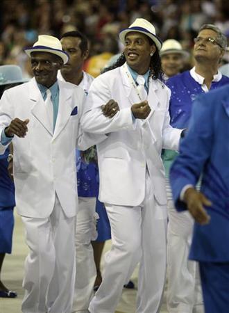Ronaldinho Gaúcho dança com integrantes da velha guarda da Portela durante desfile no Rio de Janeiro | REUTERS/Ricardo Moraes
