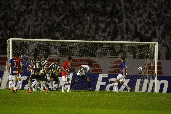 Segundo gol do Botafogo, de Antonio Carlos, que decretou a derrota paranista na Vila Capanema | Marcelo Elias / Gazeta do Povo