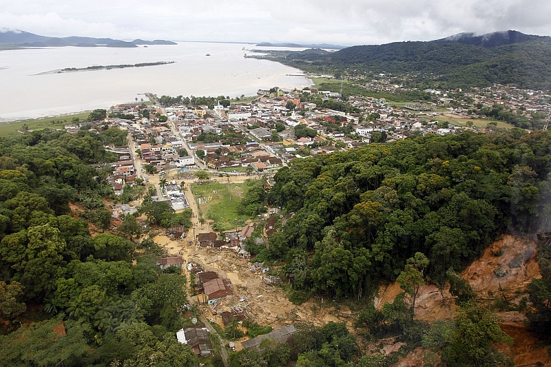 Os deslizamentos de terra em Antonina, no litoral do estado, mataram duas pessoas e desalojaram centenas de famílias: cidade decretou situação de emergência, ao lado de Paranaguá e Guaratuba | Orlando Kissner/SECS