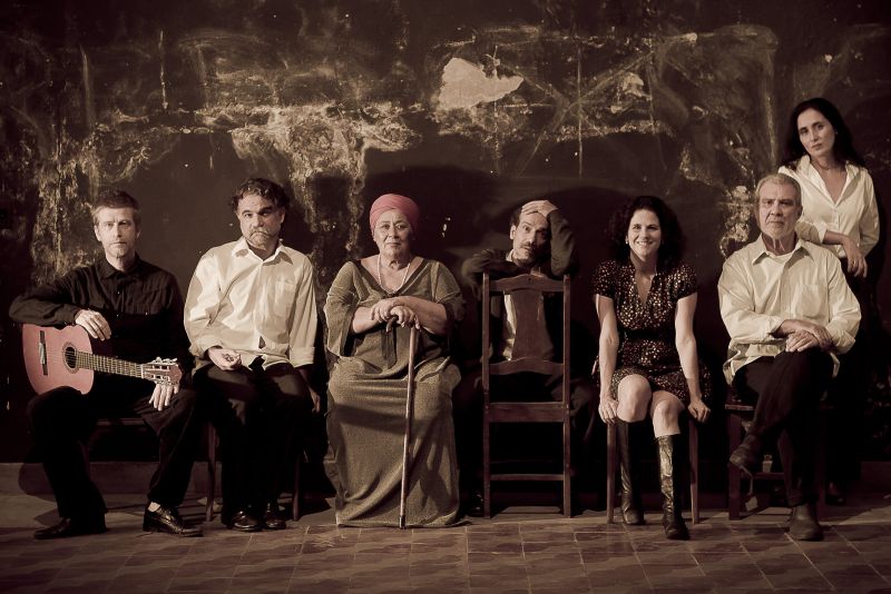 Os integrantes do Grupo Galpão ensaiam Aos Que Vierem Depois de Nós: desafio é ler além do texto | Divulgação