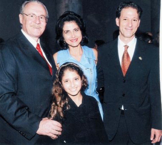 ENCONTRO DE PERSONALIDADES -Em recente evento, a presença do ex-governador Orlando Pessuti e do casal Luiz Eduardo Munhoz da Rocha, da esposa, a desembargadora Angela Curi Munhoz da Rocha, e da filha Marcela |