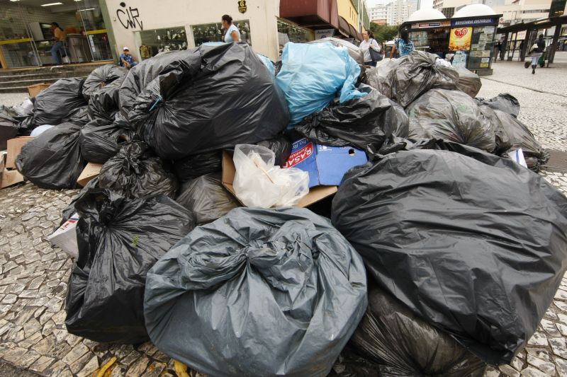 Sem coleta, lixo se espalha pelas ruas de Curitiba | Aniele Nascimento/ Agência de Notícias Gazeta do Povo