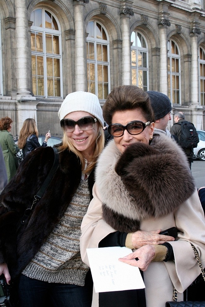 Chiques no último, a jornalista Ana Clara Garmendia, colunista do Viver Bem, e Costanza Pascolato se encontraram na Paris Fashion Week | 