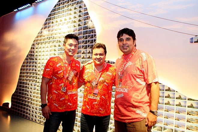 Os empresários da área gastronômica Marcio Minoru, Leandro Teixeira (Aos Democratas) e Délio Canabrava (Cantina do Délio e outros) no Camarote da Brahma na segunda-feira de carnaval |