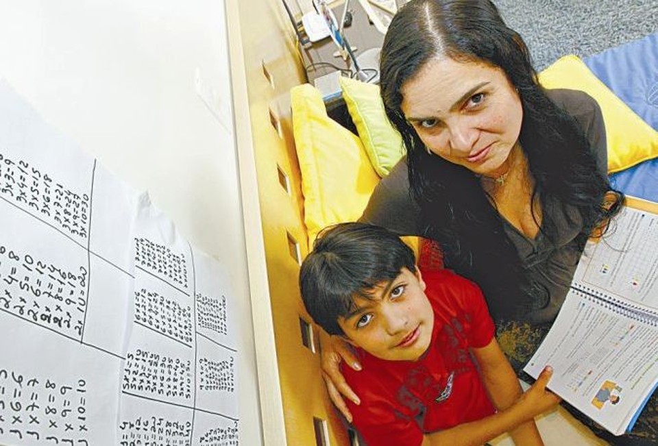 Mais raciocínio, menos contas Rosiane arrumou um jeito de ajudar o filho Leandro a estudar a tabuada: grudou os números na parede do quarto | Marcelo Elias/Gazeta do Povo