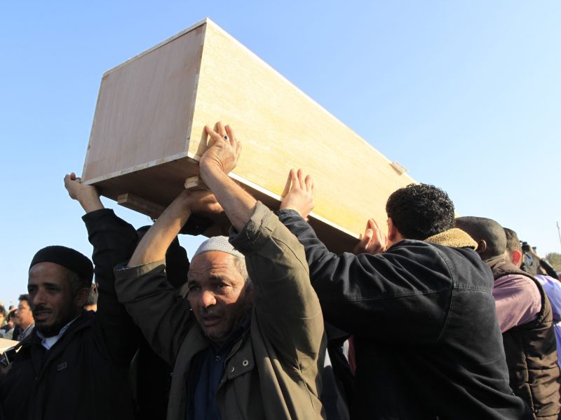 Líbios em enterro de pessoas que foram mortas nos ataques aéreos, em Trípoli | Reuters