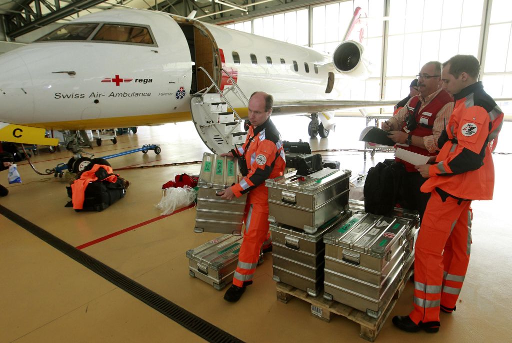 Equipes de resgate embarcam na base aérea de Kloten, na Suíça. Grupos semelhantes começam a chegar de outras partes do mundo | Arnd Wiegmann/Reuters