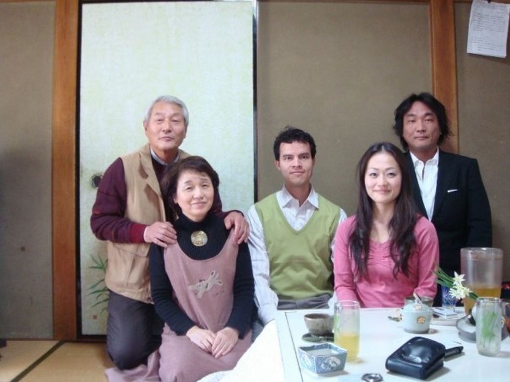 Dionísio França (ao centro) junto com a esposa, Yuko, (de cabelo longo), e a família dela trabalha em Tóquio | Dionísio França e Yuko-Divulgação.jpg