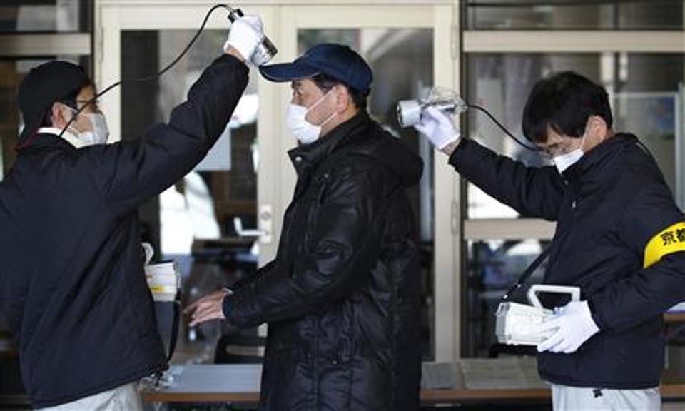 Homem faz teste para possível radiaçãoo nuclear em Fukushima, onde uma usina foi danificada pelo terremoto e tsunami de 11 de março | Reuters
