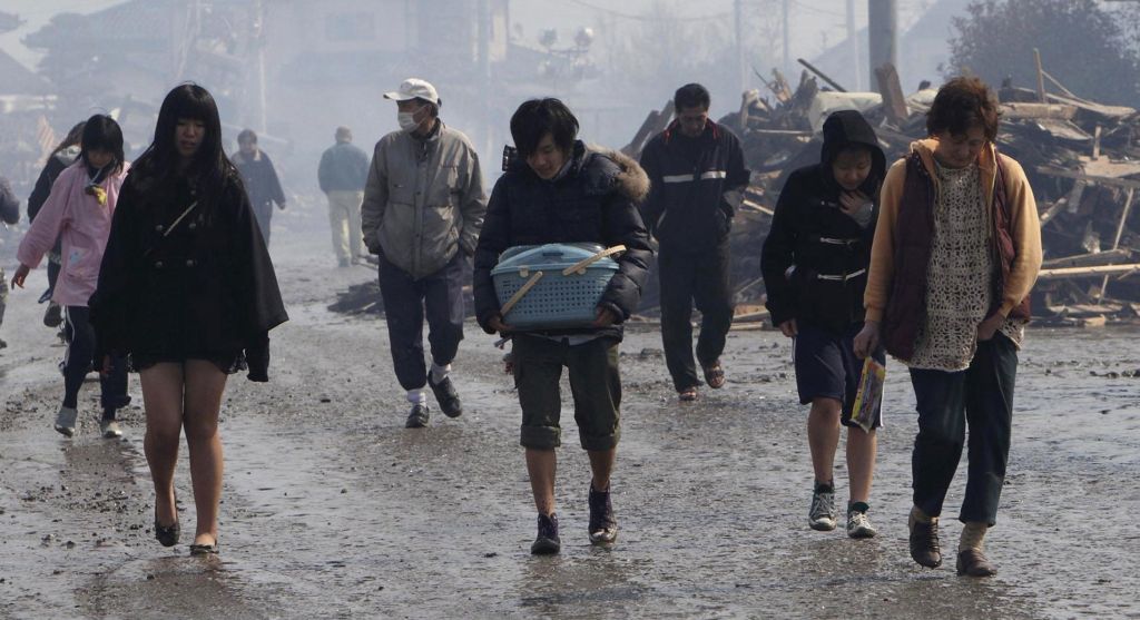 Moradores da região de Sendai, atingida pelo tsunami e agora ameaçada pelo risco de vazamento da usina nuclear, deixaram suas casas e foram para abrigos. Falta água, eletricidade e transporte | Yomiuri/Reuters