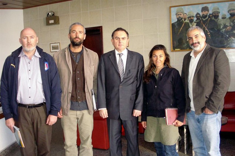 Imagem de divulgação dos jornalistas do The New York Times ao lado do embaixador turco na Líbia, Levent Sahinkaya (centro), na embaixada da Turquia em Trípoli | Ministério de Relações Exteriores da Turquia/Divulgação