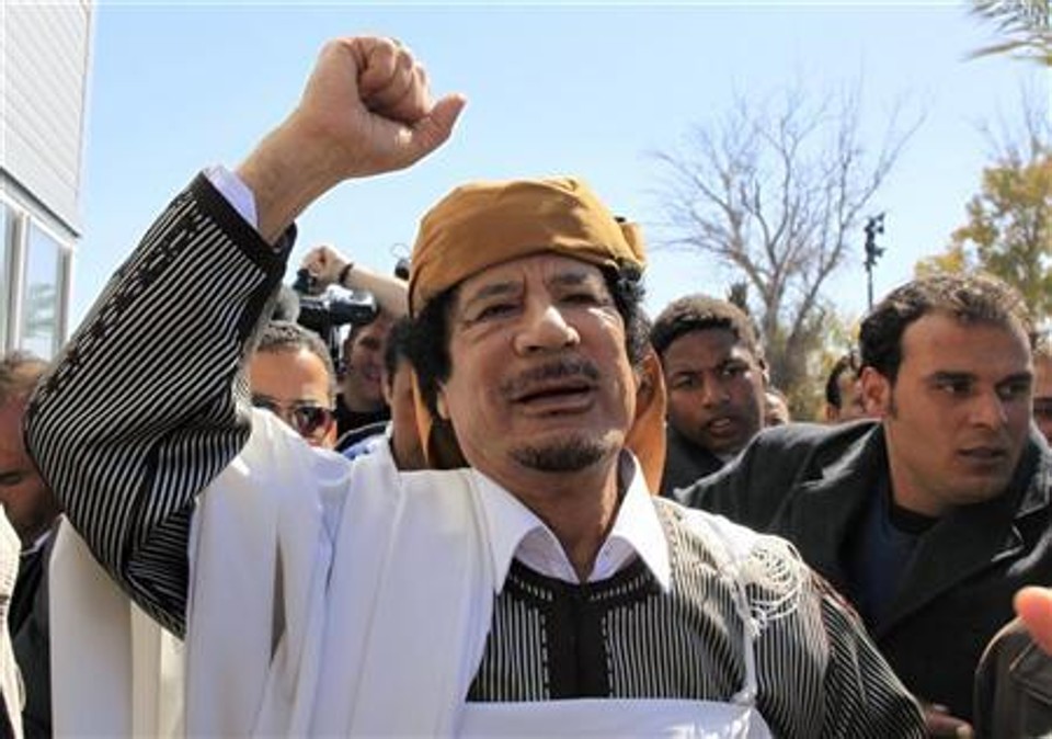 Líder líbio, Muamar Kadafi, acena em Trípoli antes de realizar discurso no qual busca apaziguar as tensões na Líbia | REUTERS/Ahmed Jadallah