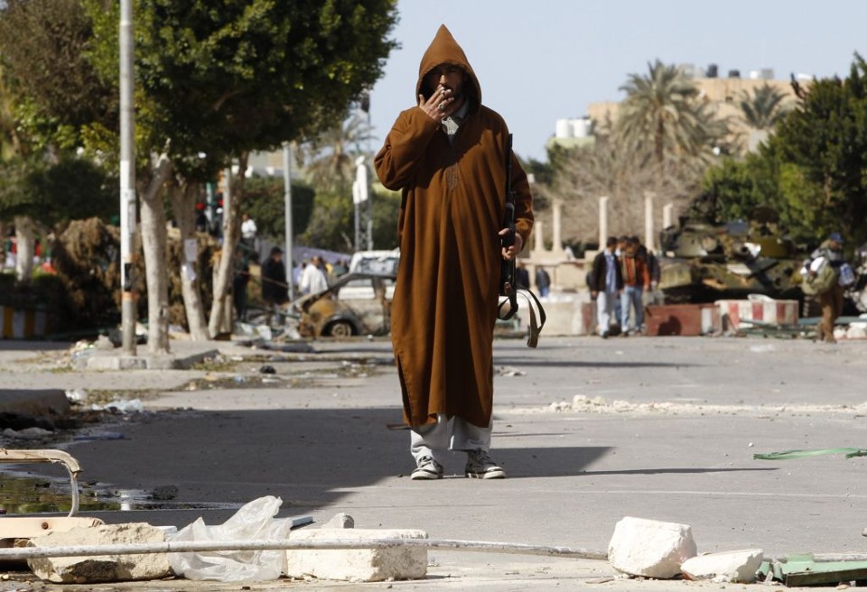 Opositor caminha armado no centro da cidade de Zawiyah | Reuters