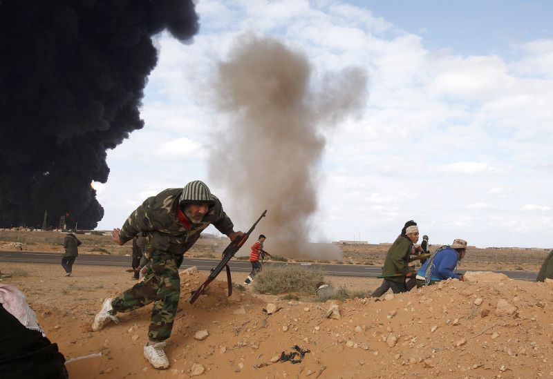 Rebeldes correm para se esconder durante confronto com as forças pró-Kadafi no Leste da Líbia | Reuters