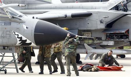 Equipe italiana arrumam jato Tornado na base aérea da Otan em Birgi, em Trapani, na Sicília, Itália | Reuters