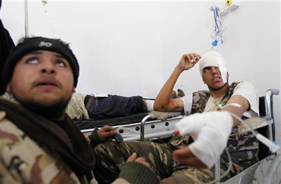 Rebelde ferido recebe tratamento em hospital de Ajdabiyah, após ter sido trazido da estrada que vai para Ras Lanuf, na Líbia | Reuters