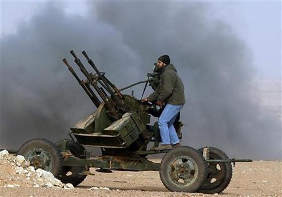 Combatentes rebeldes retornam ataque contra soldados leais ao líder líbio, Muammar Gaddafi, perto de Ras Lanuf, na Líbia | REUTERS/Goran Tomasevic