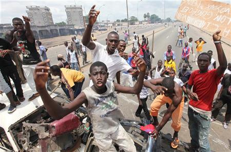 Manifestantes contrários a Gbagbo protestam em uma rua no bairro de Abobo, em Abidjã, na Costa do Marfim. Forças de segurança mataram sete mulheres que estavam protestando nesta quinta-feira, segundo duas testemunhas | REUTERS/Luc Gnago