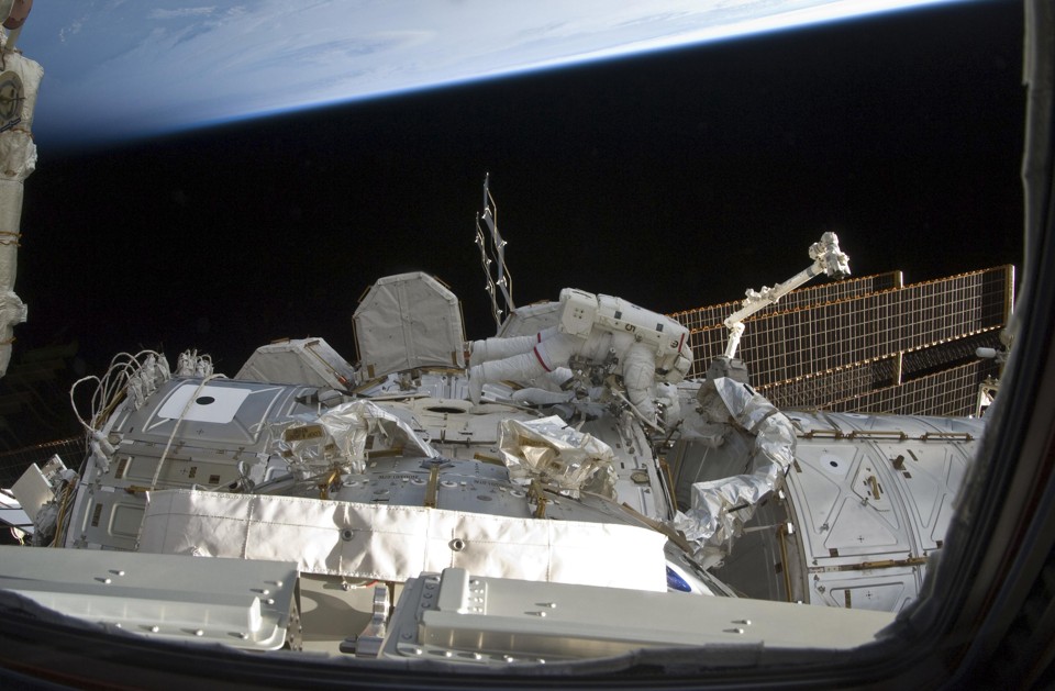 Astronautas instalam última sala dos EUA na estação espacial | Reuters