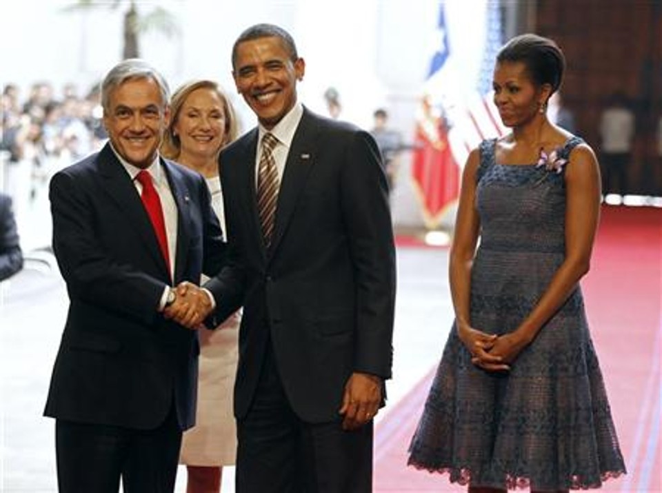 Presidente norte-americano, Barack Obama, e presidente chileno, Sebastián Piñera, apertam mãos ao lado de suas esposas em cerimônia no Palácio Presidencial La Moneda, em Santiago, Chile | Reuters