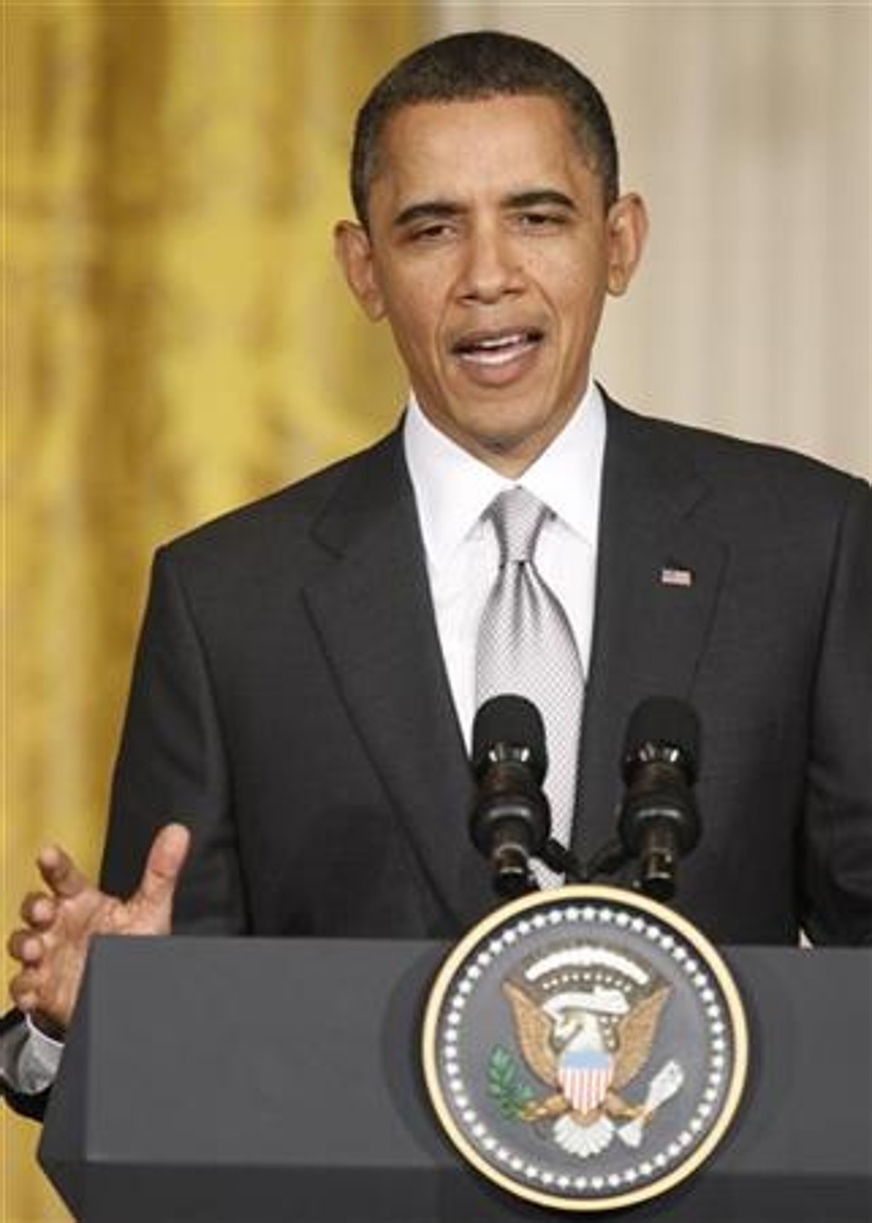 O presidente dos Estados Unidos, Barack Obama, responde pergunta em coletiva de imprensa com o presidente do México, Felipe Calderon, em Washington | Reuters
