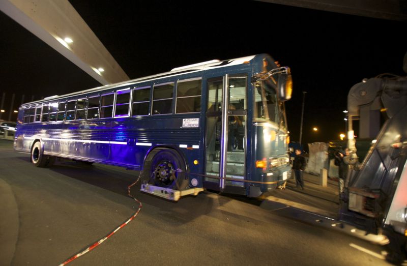 Ônibus do Exército norte-americano é rebocado do aeroporto de Frankfurt, na Alemanha | Reuters