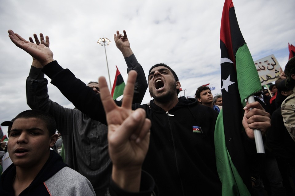 Líbios prtestam contra o governo de Muamar kadafi em Benghazi, nesta quinta-feira (10) | AFP PHOTO/GIANLUIGI GUERCIA