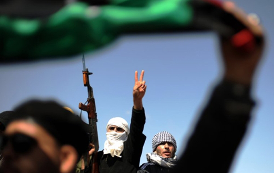 Rebeldes acenam bandeira líbia em Ras Lanuf | Kevin Frayer/AP