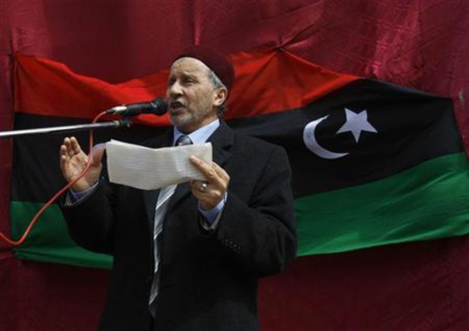 Mustafa Abdel Jalil, presidente do Conselho Nacional Líbio, fala a apoiadores em Beyda, no leste da Líbia, no dia 4 de março de 2011. A organização deu um ultimato de 72 horas para que Muamar Kadafi deixe o país. 04/03/2011 | REUTERS/Asmaa Waguih