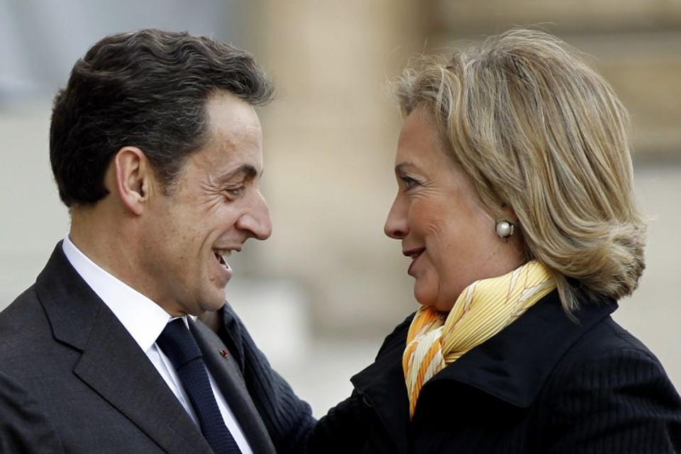 Presidente francês Nicolas Sarkozy recebe a secretária de Estado norte-americana Hillary Clinton, em Paris | Reuters
