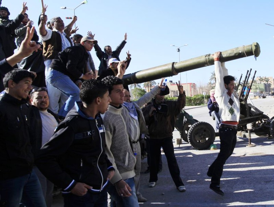 Manifestantes de oposição à Kadafi sobem em tanque do exército líbio no centro da cidade de Zawiyah, a 50 km da capital Tripoli | Reuters