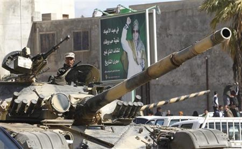 Buscar o artigo
Tanque militar líbio é visto perto de um mural de apoio ao ditador Muamar Kadafi no subúrbio de Trípoli, 1o de março de 2011 | REUTERS/Chris Helgren