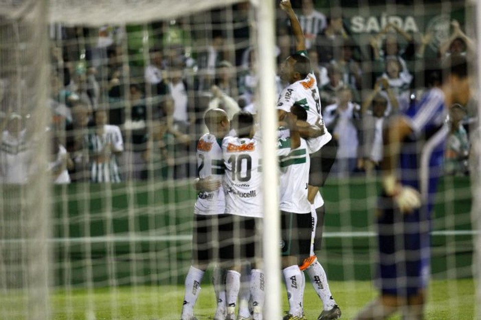 Coritiba chegou ao recorde histórico de 13 vitórias no Paranaense com goleada de 6 a 2 sobre o Rio Branco | Hedeson Alves / Gazeta do Povo