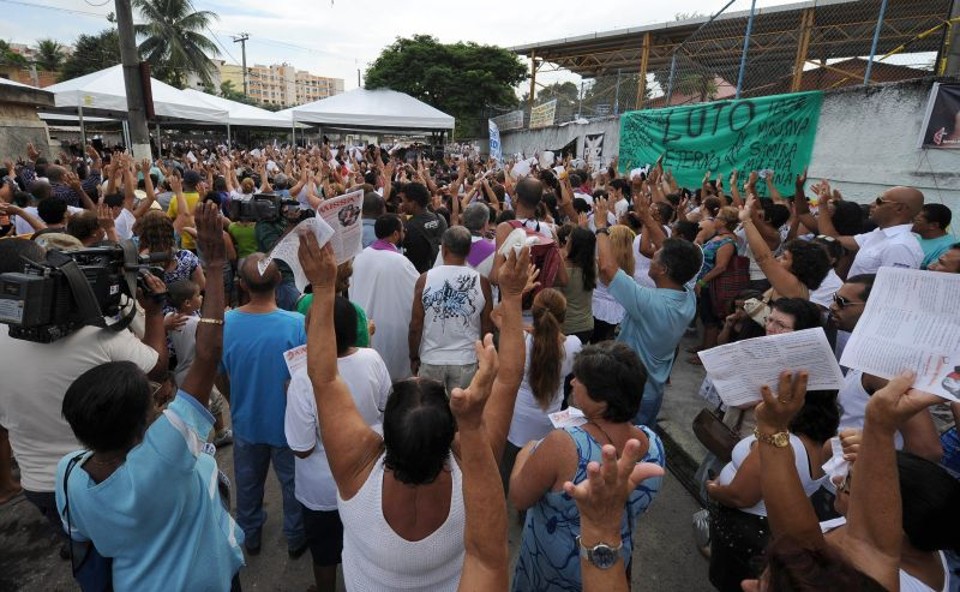 Centenas de pessoas rezaram pelas vítimas, e prestaram homenagens com faixas e cartazes | Vanderlei Almeida/AFP