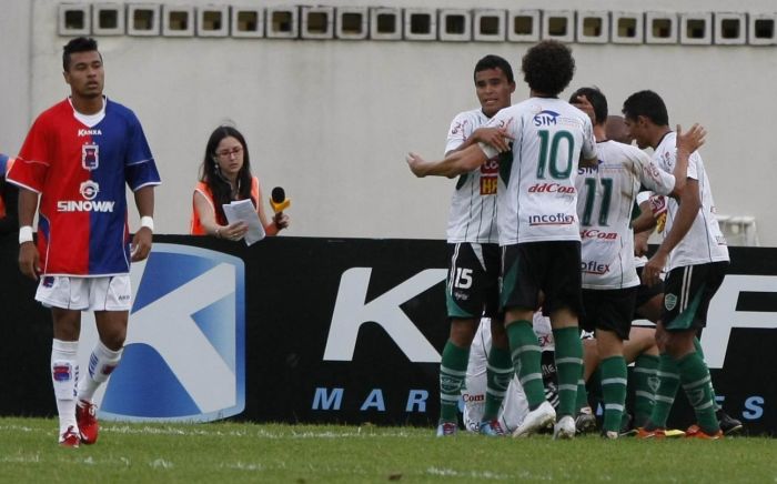 Henrique lamenta o gol de empate do Arapongas no fim do jogo que decretou a queda tricolor | Daniel Castellano / Gazeta do Povo