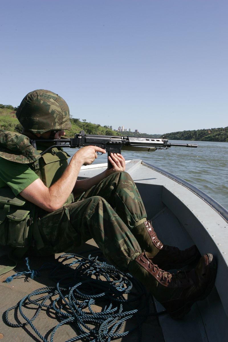 Marinheiro participa de operação em Foz do Iguaçu: jornada de trabalho é de 40 horas | Christian Rizzi/Gazeta do Povo