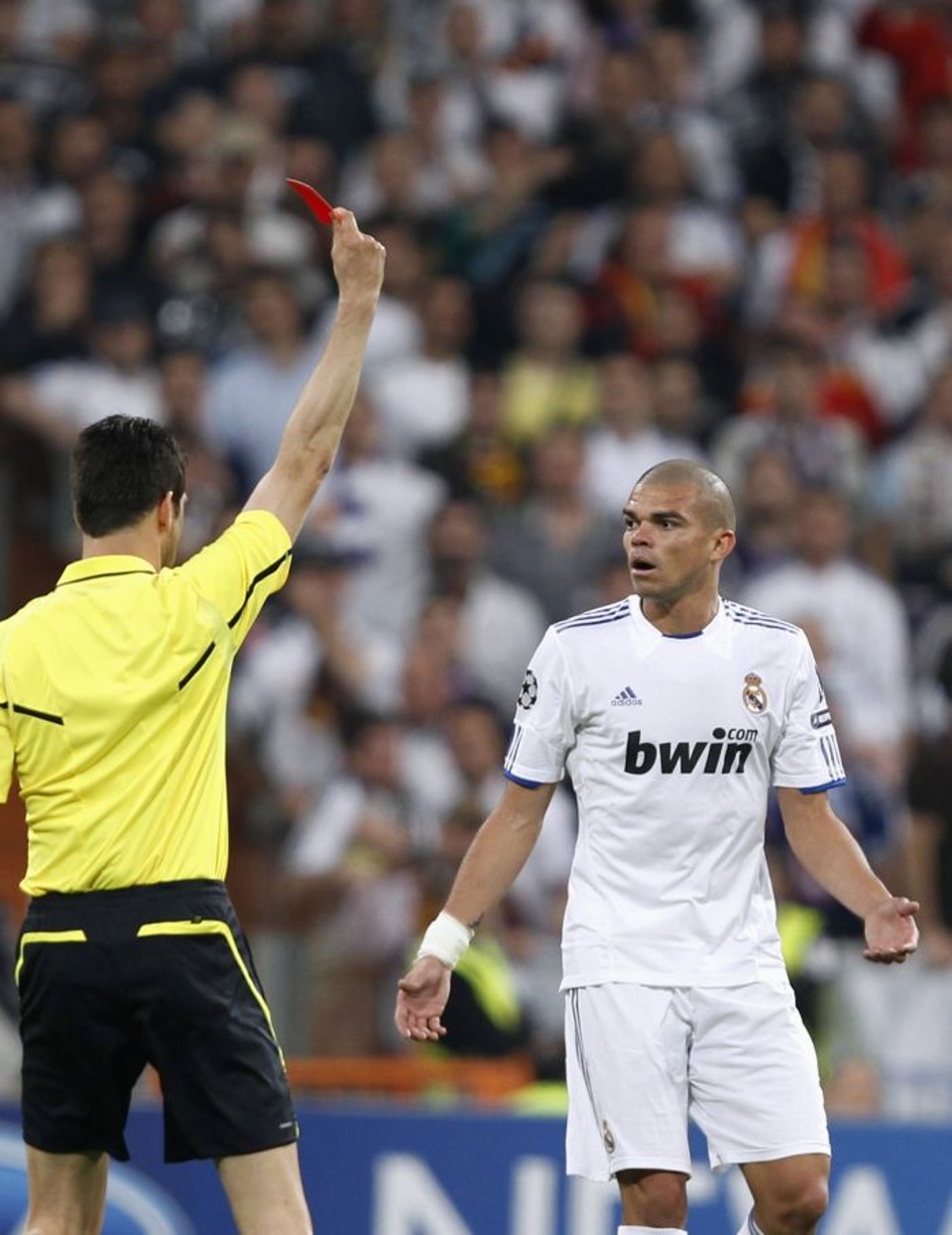 Para a diretoria do Real Madrid, entrada de Pepe em Daniel Alves não era passível de cartão vermelho | Sergio Perez / Reuters
