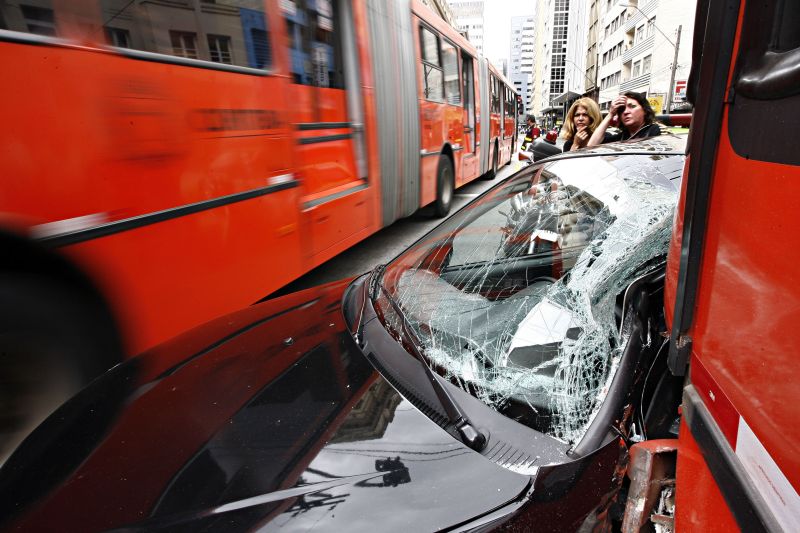 Celta e biarticulado colidiram no cruzamento das ruas Alfredo Bufren e Presidente Faria | Felipe Rosa/Agência de Notícias Gazeta do Povo