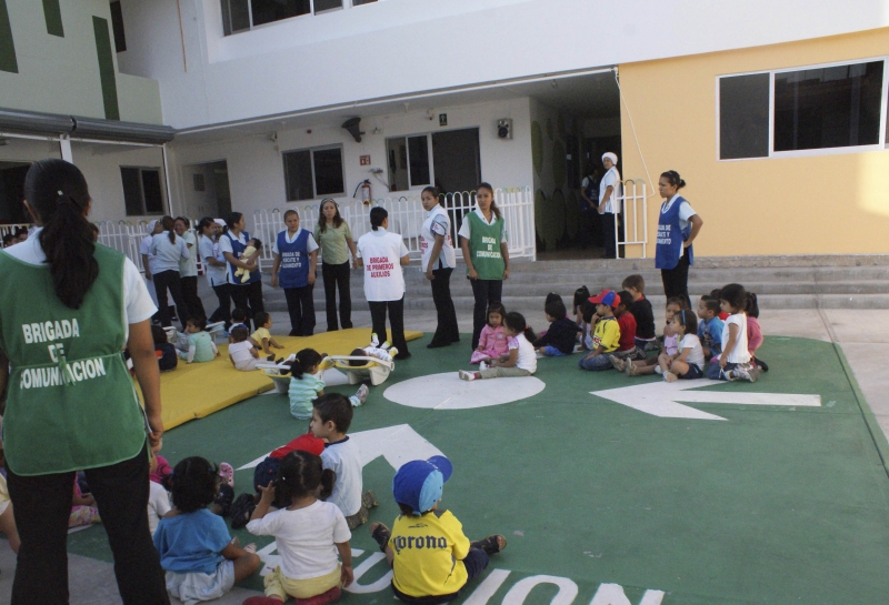 Crianças da cidade de Chiapas são levadas ao saguão de escola em que estudam durante tremor no México | Mario Castillo/Reuters