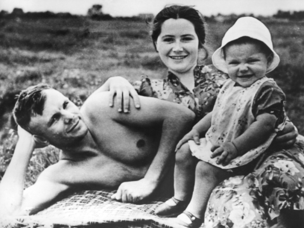 O pioneiro do espaço -Foto de 1960 mostra o cosmonauta Yuri Gagarin com sua esposa, Valentina, e a filha do casal, Yelena, na margem do rio Klyazma, região central da Rússia. Há 50 anos, esse filho de carpinteiro decolou para se tornar o primeiro homem no espaço. O feito foi uma vitória da ex-União Soviética na disputa com os Estados Unidos | AFP
