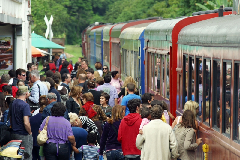 Dos 600 turistas que desceram ontem o litoral pela Serra Verde Express, 70% ficaram em Morretes | Walter Alves / Gazeta do Povo