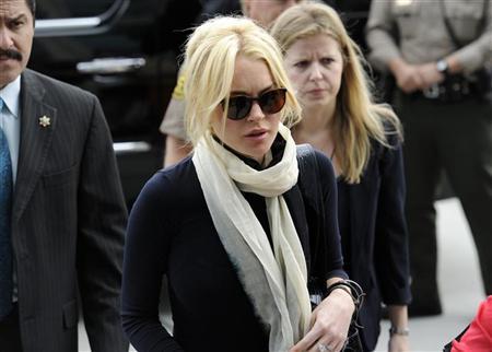 Lindsay Lohan chega para audiência em tribunal em Los Angeles. A atriz e cantora Lindsay Lohan foi brevemente presa na sexta-feira após um dia cheio de sobressaltos, no qual uma juíza rebaixou sua pena por roubo de joias, mas a sentenciou a quatro meses de detenção por violar sua condicional | REUTERS/Phil McCarten